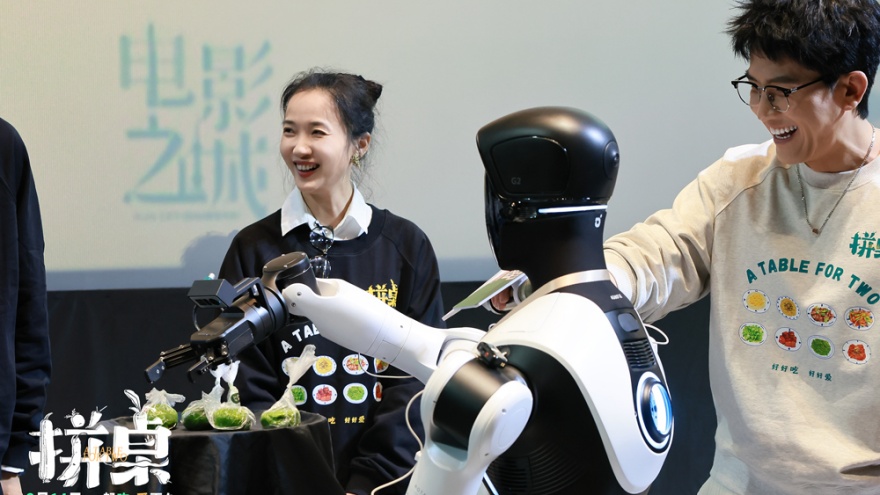 主创亮相电影《拼桌》上海首映礼及路演 直